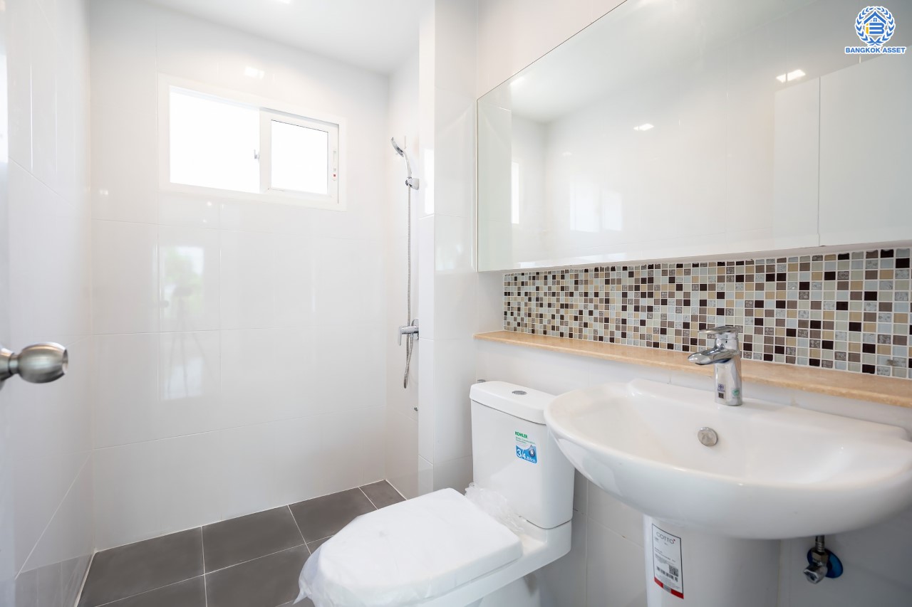 บ้านมือสองตกแต่งใหม่ จากแบรนด์ AP ม.เดอะเซนโทร รัตนาธิเบศร์ หลังมุม เนื้อที่ 60.9 ตร.ว. ฟังก์ชันจัดเต็ม 3 ห้องนอน 3 ห้องน้ำ จอดรถได้ 2 คัน บนทำเลศักยภาพ เชื่อมต่อหลายเส้นทางทั้ง ถ.ราชพฤกษ์, ถ.รัตนาธิเบศร์ และถ.กาญจนาภิเษก และเพียง 5 นาทีถึงรถไฟฟ้า "สถานีบางพลู"